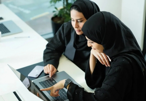 لمرأة السعودية: كيف غيّرت رؤية 2030 دورها بالتمكين وإزالة العوائق؟