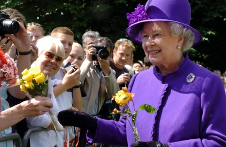 بروشات الملكة إليزابيث الثانية: أسرار تحكي قصصاً عن العائلة المَلكية